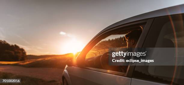 retrato de hombre joven en coche - escena de tranquilidad fotografías e imágenes de stock