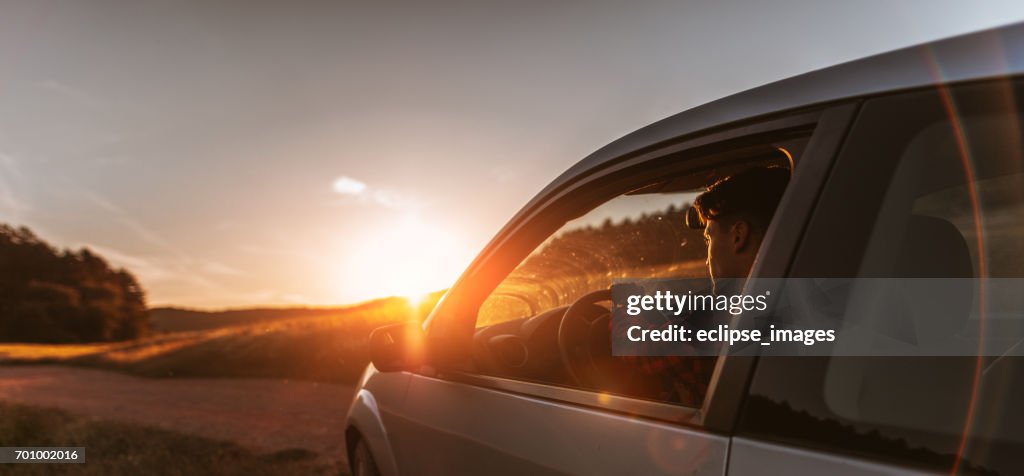 Retrato de jovem no carro