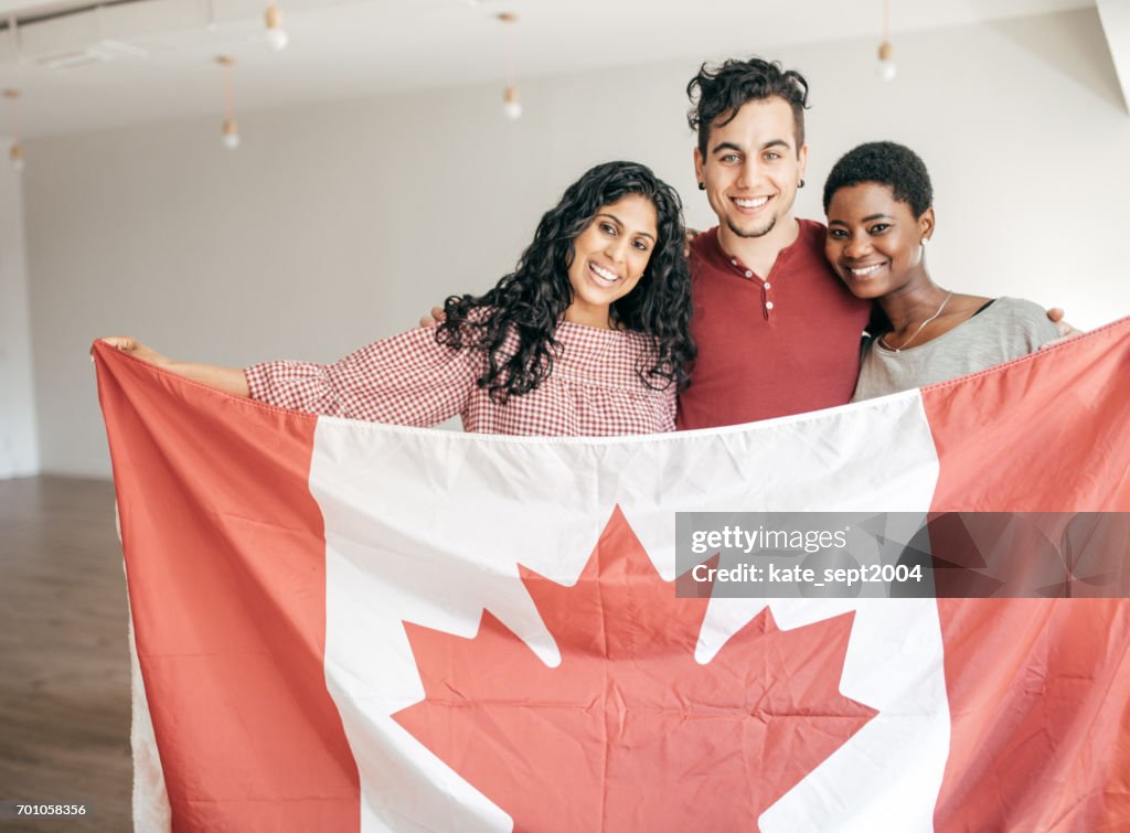 Alunos segurando a bandeira do Canadá