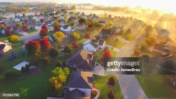 raios de sol espetaculares através do nevoeiro na vizinhança de outono, vista aérea. - green bay wisconsin - fotografias e filmes do acervo