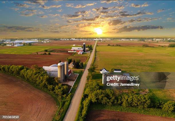 idyllische landelijke agrarische landschap met dramatische hemel bij dageraad idyllische landelijke agrarische landschap met dramatische hemel bij dageraad. - midwest usa stockfoto's en -beelden