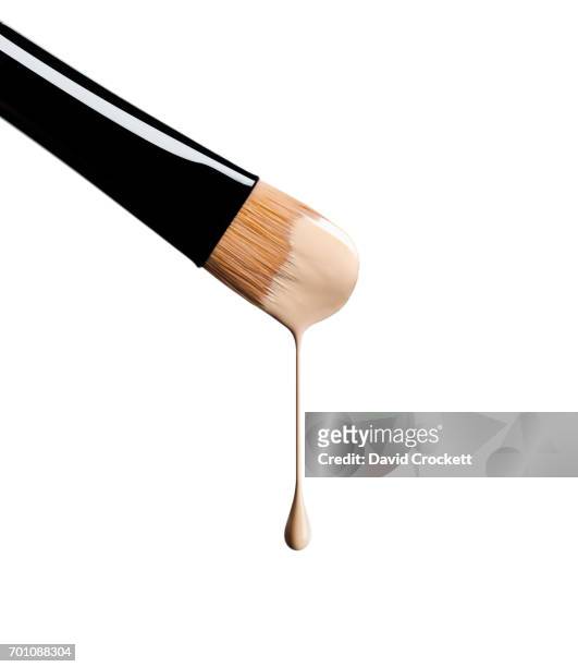 foundation dripping off make-up brush - sminkborste bildbanksfoton och bilder