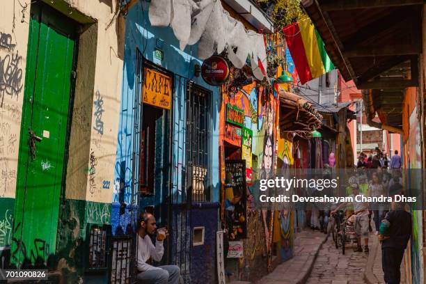 bogotá, colombia - turistas y colombianos local en la calle del embudo estrecho y empedrado - calle del embudo fotografías e imágenes de stock