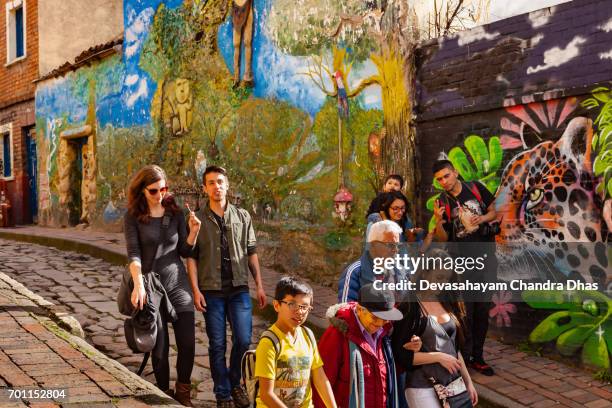 bogotá, colombia - touristes et les colombiens sur la calle del embudo étroites et pavées - plaza del chorro de quevedo photos et images de collection