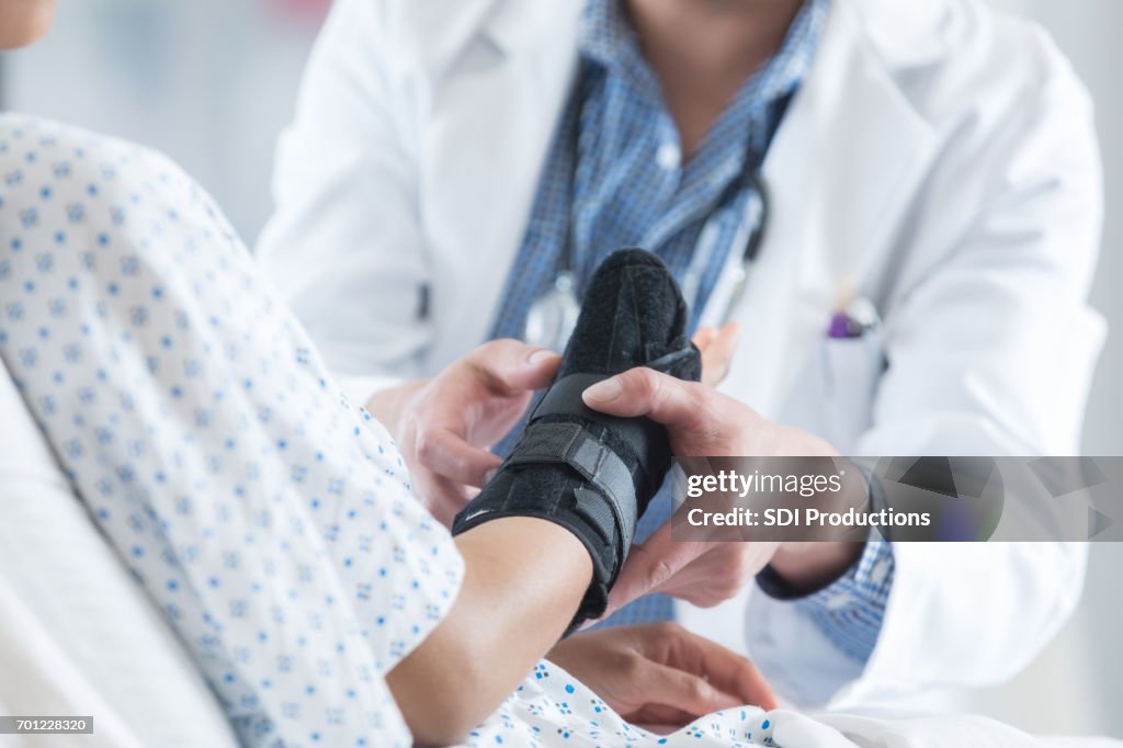 Profesional de la salud lugares de apoyo en el brazo del paciente