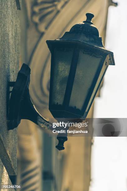 detail shot of antique street lamp - antique lightbulb stockfoto's en -beelden