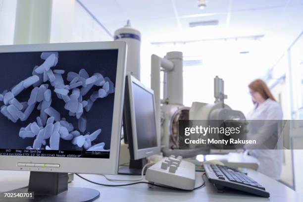 electron microscope with image of crystals in crystal engineering research laboratory - elektronenmikroskop stock-fotos und bilder
