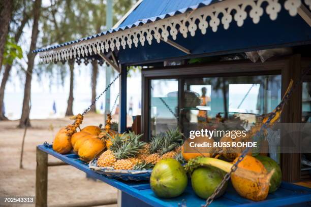 market fruit stall, mont choisy beach, mauritius - mauritius stockfoto's en -beelden