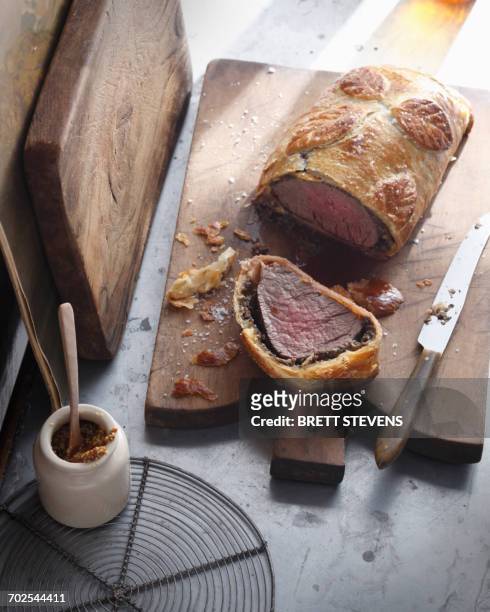 beef wellington on cutting board - grainy mustard 個照片及圖片檔