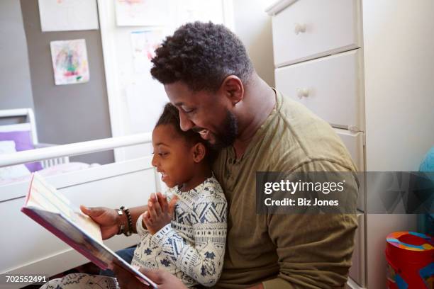 father reading to daughter - good night imagens e fotografias de stock
