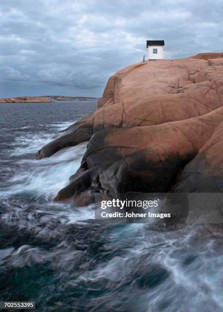 little house on rocks - condado-de-västra-götaland - fotografias e filmes do acervo