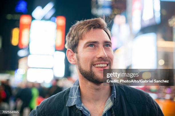 young man amazed by his surroundings, times square, new york city, new york, usa - broadway 20's foto e immagini stock