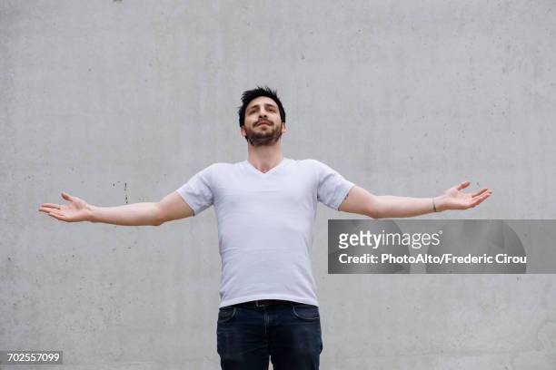 man with arms outstretched - les bras écartés photos et images de collection