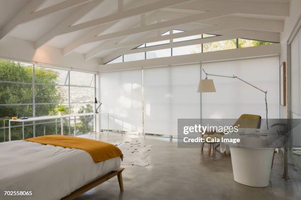 "modern, minimalist home showcase interior bedroom with vaulted ceiling" - holzbalken stock-fotos und bilder