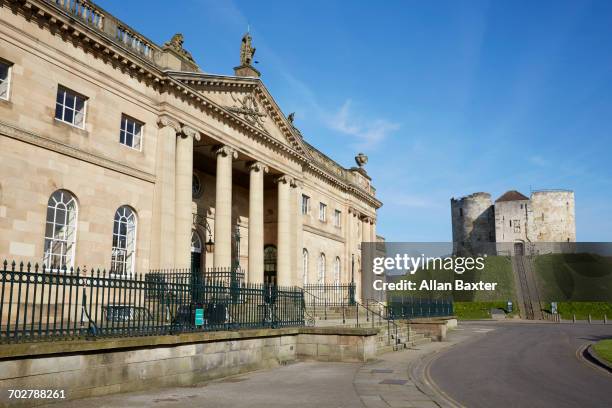 clifford's tower and york crown court - londoner stadtgebiet stock-fotos und bilder