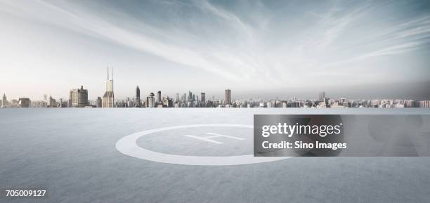 heliport and city - helikopterplatform stockfoto's en -beelden