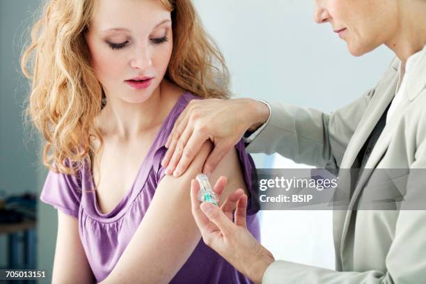 cervical cancer vaccine - virus del papilloma umano foto e immagini stock
