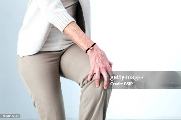 knee pain  in an elderly person - female knee pain stock-fotos und bilder