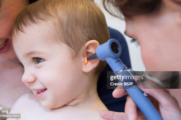 ent, child - otoscope fotografías e imágenes de stock