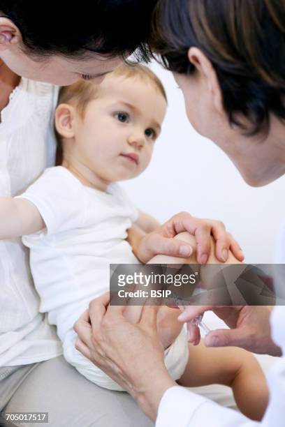 vaccinating a child - thigh stock photos et images de collection