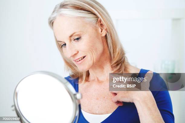 elderly person with mirror - decolleté stockfoto's en -beelden