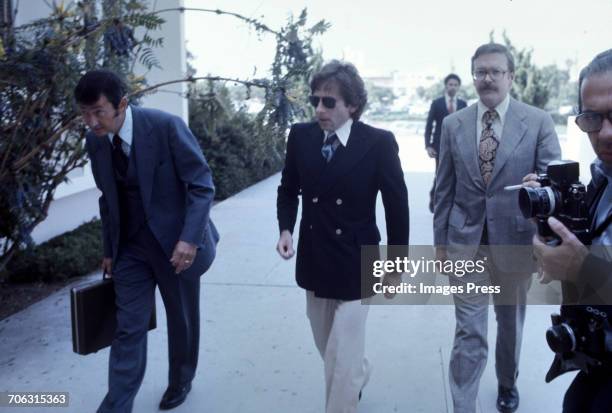 Roman Polanski and his lawyer Douglas Dillon arrive at the Santa Monica Courthouse circa 1977 in Santa Monica, California.