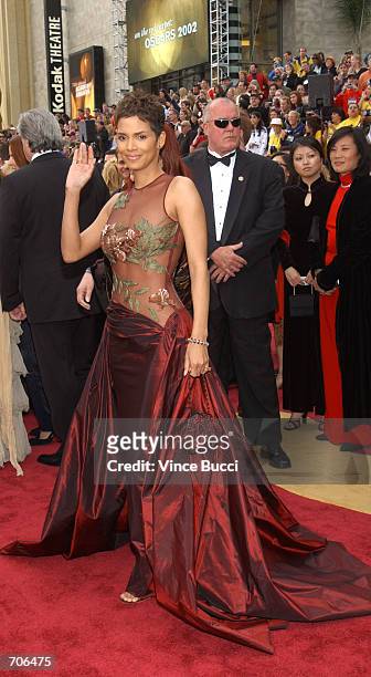 Oscar-nominated actress Halle Berry arrives at the 74th Annual Academy Awards March 24, 2002 at The Kodak Theater in Hollywood, CA.