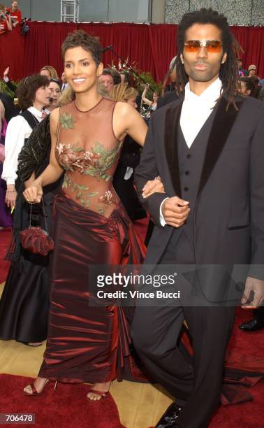 Actress Halle Berry and her husband singer Eric Benet arrive at the 74th Annual Academy Awards March 24, 2002 at The Kodak Theater in Hollywood, CA.