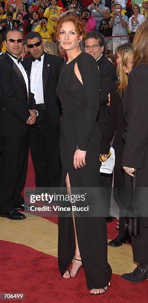 Actress Julia Roberts arrives at the 74th Annual Academy Awards March 24, 2002 at The Kodak Theater in Hollywood, CA.