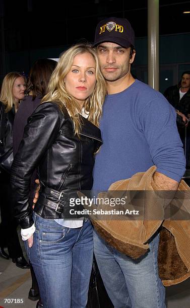 Actress Christina Applegate and her husband actor Jonathon Schaech arrive at the premiere of the movie "My Big Fat Greek Wedding" April 15, 2002 in...