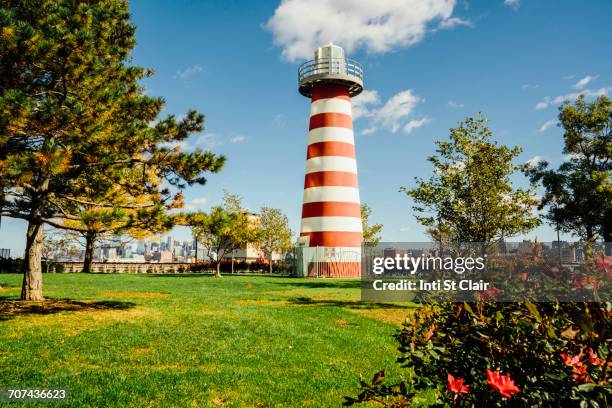 lefrak point lighthouse, jersey city, new jersey, united states - jersey city stockfoto's en -beelden