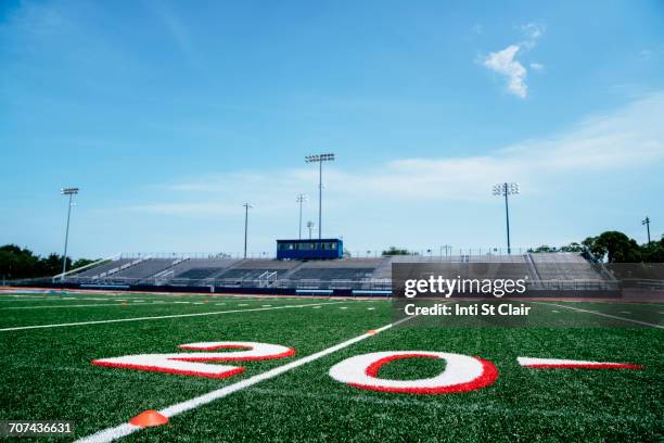 20-yard line on football field - estadio de atletismo fotografías e imágenes de stock