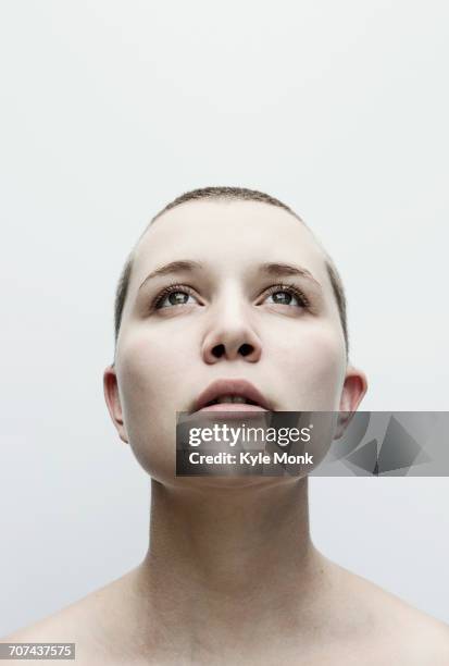 portrait of caucasian woman looking up - androgynous stock-fotos und bilder