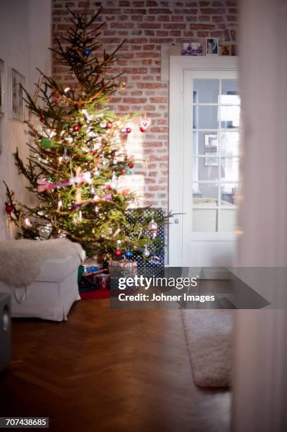 christmas tree in living room - national day in sweden 2017 stockfoto's en -beelden