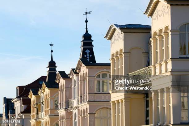 germany, usedom, bansin, row of houses at sunlight - usedom photos et images de collection
