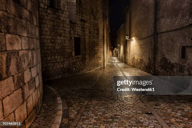 spain, girona, pujada del rei marti at night - distrito histórico imagens e fotografias de stock
