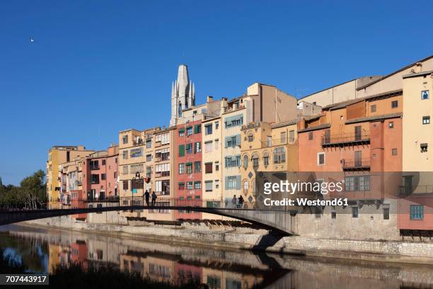spain, girona, row of old houses and gomez bridge over onyar river in barri vell - rivière onyar photos et images de collection