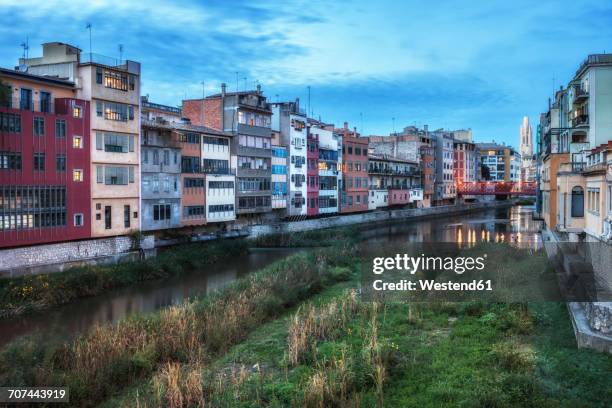 spain, girona, row of houses at onyar river with basilica of san felix in the background - rivière onyar photos et images de collection
