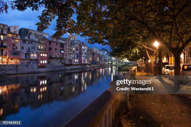 spain, girona, houses at onyar river in the evening - rivière onyar photos et images de collection