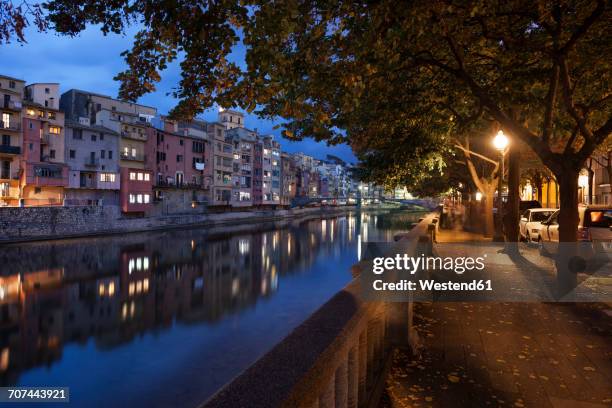 spain, girona, houses at onyar river in the evening - fiume onyar foto e immagini stock