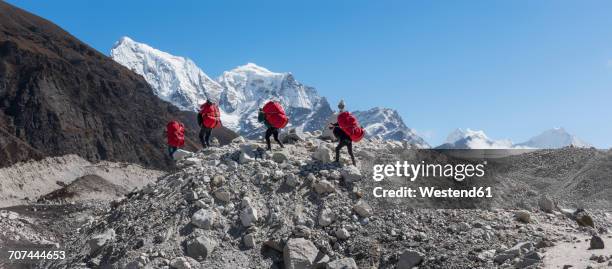nepal, himalaya, khumbu, everest region, porters on ngozumpa glacier - khumbu stockfoto's en -beelden