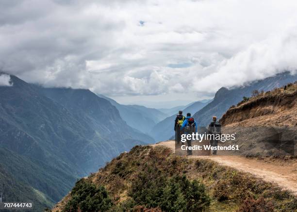 nepal, himalaya, khumbu, everest region, trekkers at namche bazar - namche bazaar stock pictures, royalty-free photos & images