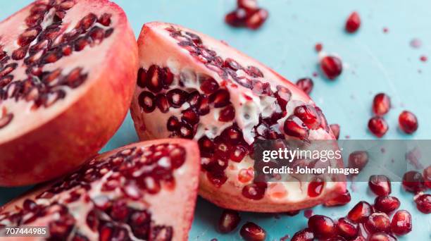 red pomegranate - granaatappel stockfoto's en -beelden