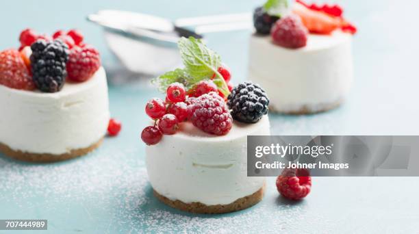 cream dessert with fresh berries - cheesecake foto e immagini stock