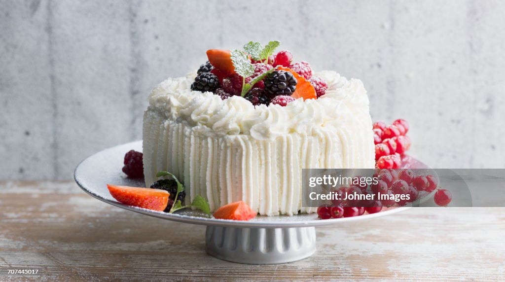 Cake with fresh fruits