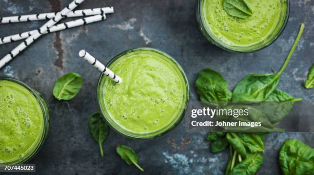 green spinach smoothie - spinazie stockfoto's en -beelden