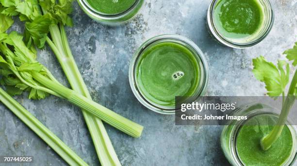 green celery smoothie - bleekselderij stockfoto's en -beelden