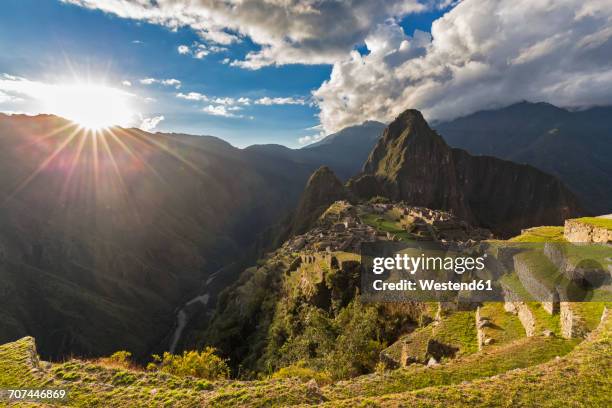 peru, andes, urubamba valley, machu picchu with mountain huayna picchu at sunset - ワイナピチュ山 ストックフォトと画像