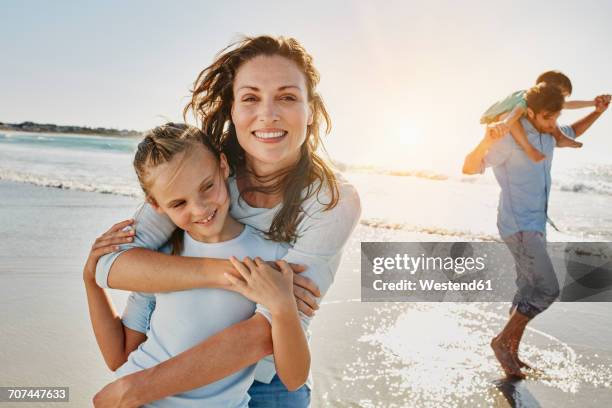 portrait of mother and daughter on the beach - familia en la playa fotografías e imágenes de stock