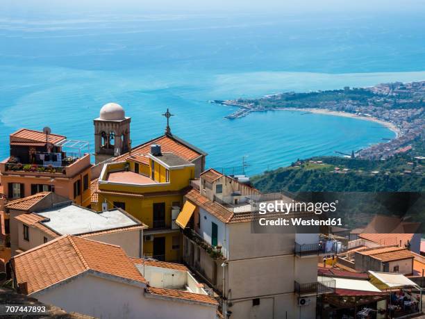 italy, sicily, castelmola, view above the old town to the bay of giardini naxos - ジャルディニナクソス ストックフォトと画像